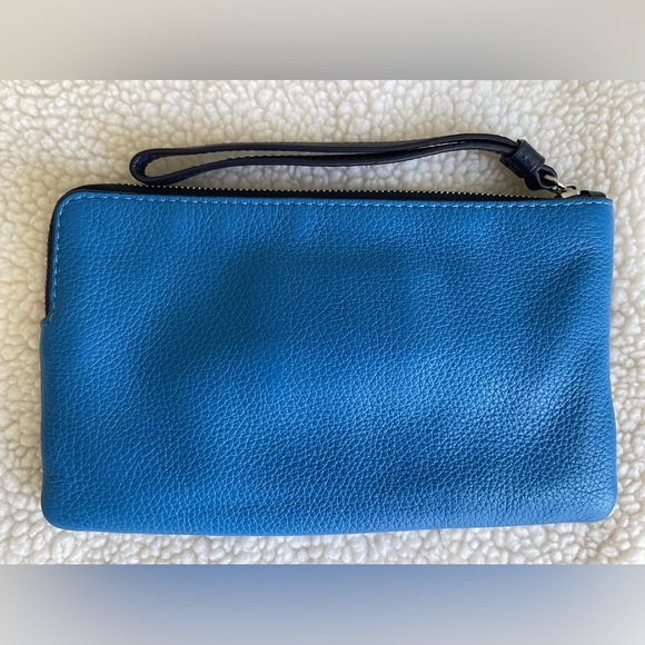 Coach X Peanuts Snoopy Large Corner Zip Wristlet With Snoopy And Friends - Picture 3 of 5